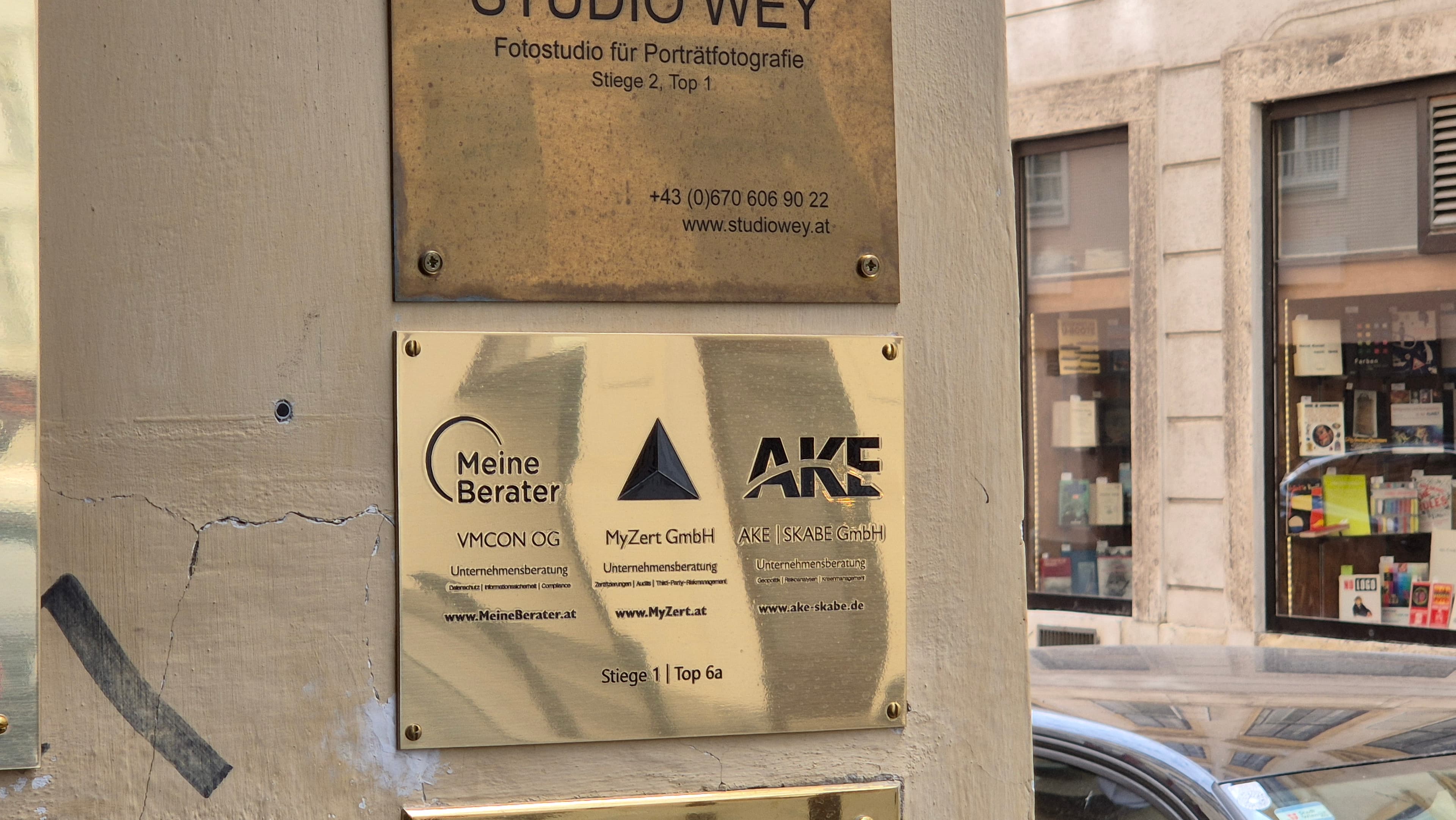 Neuer Bürostandort von AKE | SKABE in der Sonnenfelsgasse 3 in Wien: Türschild