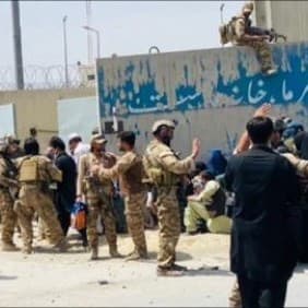 Angehörige der afghanischen NSU, einer paramilitärischen Einheit der CIA, sichern den Kabuler Flughafen von außen.
