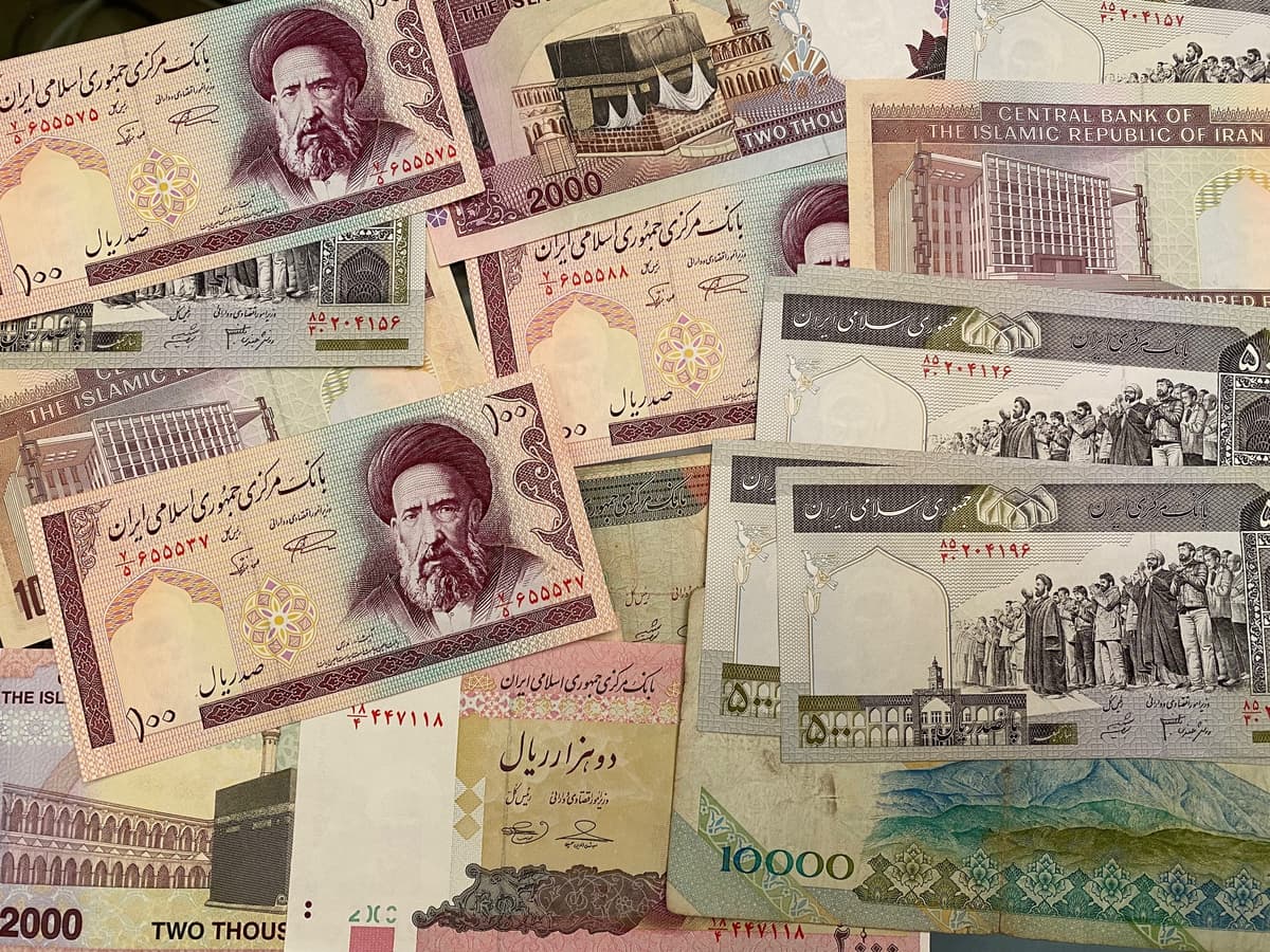 Die iranische Währung, der Iranische Rial (IRR), befindet sich in einem langfristigen Abwärtstrend. Im Dezember 2025 schnellte die Inflation auf 52,6 Prozent hoch. Quelle: Alexander Gehrmann